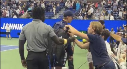 ¡Exhibido! Captan a aficionado cuando mete la mano en la mochila de Jannik Sinner y un vigilante evita el robo en el US Open