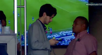 Llueven críticas a Alejandro Irarragorri Jr., presidente de Santos, por estar metido en el celular y abandonar el palco mientras su equipo era goleado