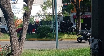 Presunto integrante de un grupo delictivo arroja una granada contra oficinas del INM en Morelia
