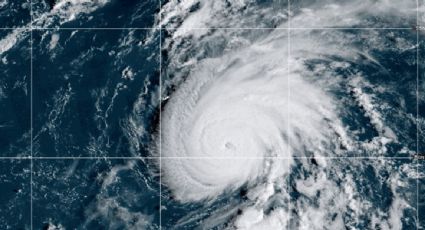 "Gabrielle" evoluciona a huracán categoría 4 mientras continúa su avance en el Atlántico