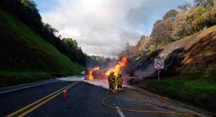 Volcadura de pipa de gasolina deriva en incendio en la autopista México-Tuxpan; no reportan personas heridas