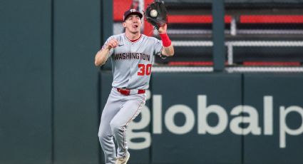 ¡El malabarista lo hizo otra vez! Jacob Young, jardinero central de los Nacionales, repite atrapada espectacular usando ambas manos