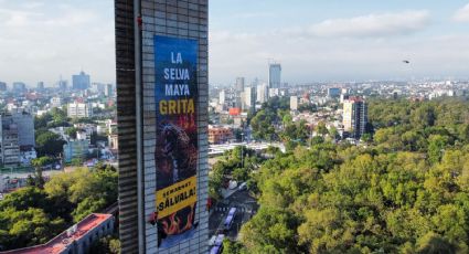 Activistas de Greenpeace escalan la Estela de Luz para exigir al gobierno detener la deforestación ante obras como el Tren Maya