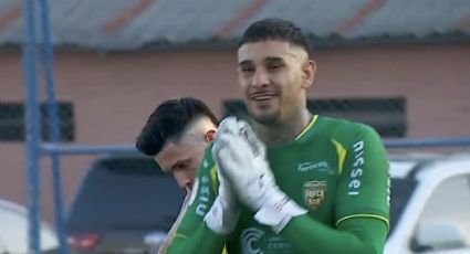 ¡Polémica acción! Portero es captado por el VAR tocando el trasero a un rival y es expulsado en la liga de Paraguay: “Fue un chiste”