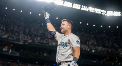 ¡Aprende, ‘Karen’! Aficionado que atrapó el histórico jonrón 60 de Cal Raleigh le regala la pelota a un niño y es ovacionado