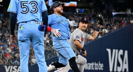 El mexicano Alejandro Kirk recibe críticas tras quedar fuera en primera base con un tiro desde el jardín derecho en derrota de los Azulejos