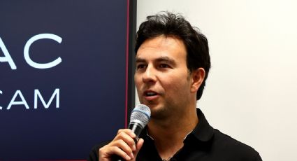 Checo Pérez inspira al equipo de Cadillac en su primera visita a la fábrica en Silverstone: “No importa dónde empezamos, sino dónde terminamos”