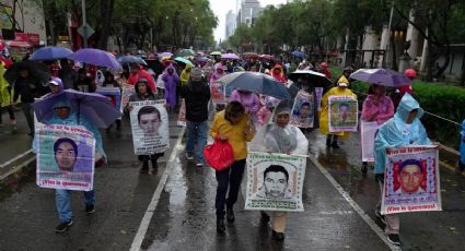 Entre consignas, pase de lista y estallidos de petardos, miles de personas marcharon al Zócalo para exigir justicia por los 43 normalistas de Ayotzinapa