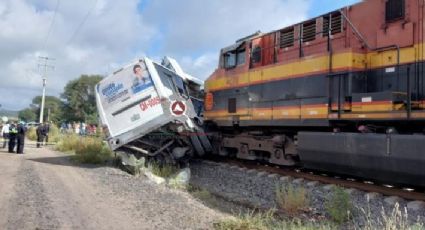 Mueren cinco personas en Guanajuato por choque entre tren y camión de pasajeros