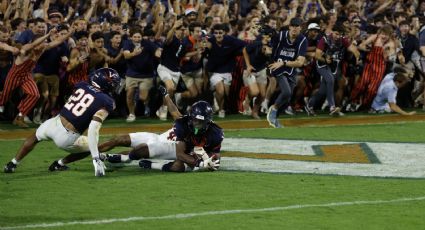 ¡Peligroso festejo! Aficionados de Virginia se lanzan a la cancha en estampida tras su sorpresiva victoria sobre Florida State en el futbol americano colegial