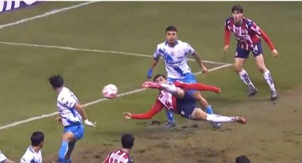 ¡Con un golazo de tijera! Chivas vence sobre un fango de cancha al Puebla y se acerca a zona de Liguilla
