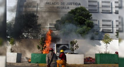 Atacan Palacio de Justicia en Guerrero tras 11 años de desaparición de los 43 normalistas de Ayotzinapa