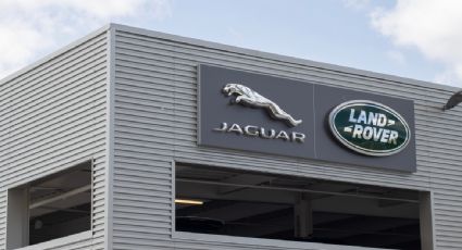 Jaguar Land Rover mantiene detenida su producción tras ciberataque; gobierno de Reino Unido otorga garantía de préstamo por 2 mil mdd