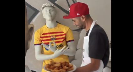 “Viviré de ti”: Padre de Lamine Yamal dice que no piensa trabajar y besa a un maniquí con la imagen del jugador del Barcelona