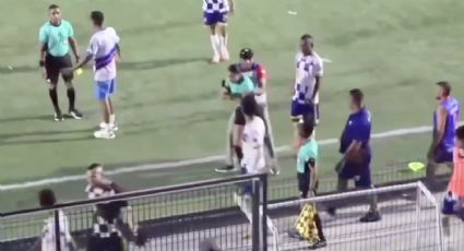¡Furiosa! Árbitra colombiana recibe una cachetada tras expulsar a un jugador en partido varonil y se lanza a los golpes contra su agresor