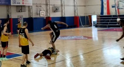¡Brutal agresión! Basquetbolista amateur argentino da codazo a su rival y lo remata con un pisotón al cuello