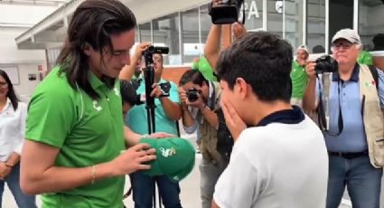 Joven estudiante rompe en llanto de emoción al conocer a Carlos Acevedo, portero de Santos Laguna