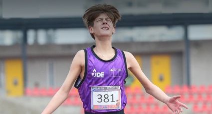 ¡Amor eterno! Joven gana una final escolar de 2 mil metros planos y dedica el triunfo a su abuela fallecida: “Ella me dio la fuerza para correr hoy”