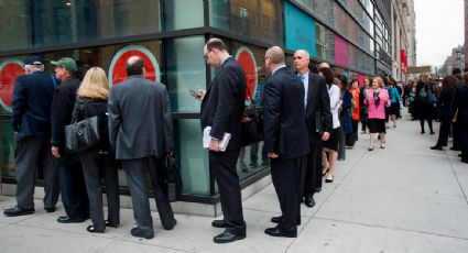 Aumentan las solicitudes de subsidio por desempleo en EU mientras el mercado laboral se debilita