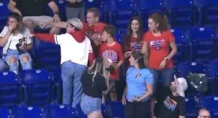 Aficionada es exhibida por arrebatar la pelota al padre de un niño que la ganó limpiamente en la tribuna tras un jonrón de los Marlins