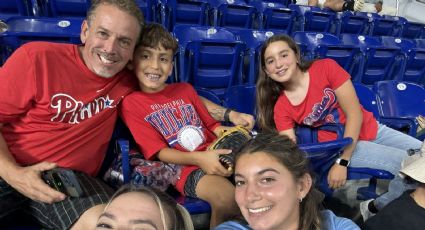 ¡Épica recompensa! Empresario millonario invita a la Serie Mundial a la familia del niño al que una aficionada de Phillies le arrebató una pelota