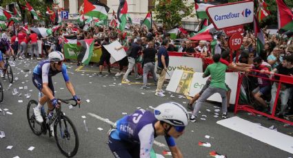 El equipo ciclista Israel Premier Tech cambia los uniformes de sus corredores por las protestas a favor de Palestina en la Vuelta a España