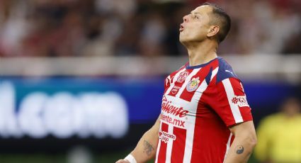 No da una: 'Chicharito' Hernández provoca burlas tras abanicar la pelota y fallar un gol a marco abierto en amistoso de Chivas