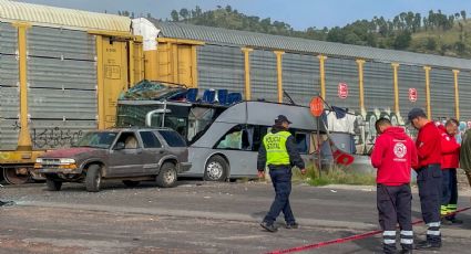 Tren arrolla un autobús de doble piso en Atlacomulco: hay ocho muertos y al menos 45 lesionados