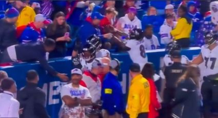 Lamar Jackson, quarterback de Ravens, empuja a un aficionado de Bills que le pegó en el casco al igual que a su compañero DeAndre Hopkins