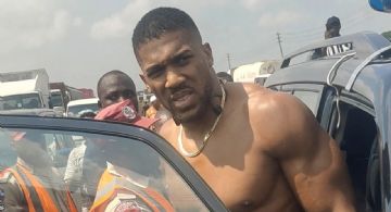 Anthony Joshua es dado de alta tras el accidente automovilístico en el que murieron dos personas; asiste a funeraria a despedir a sus amigos