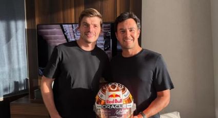 Promesa cumplida: Max Verstappen regala casco a Checo Pérez y le agradece por ser su “mejor compañero y amigo”