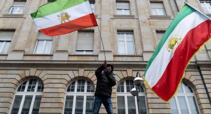 Protestas contra el gobierno de Irán se extienden: sujeto quita la bandera del país islamista de la embajada en Londres