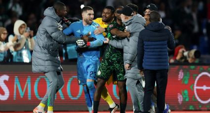 Jugadores de Argelia buscan pelear e increpan a los árbitros tras la eliminación ante Nigeria en la Copa Africana; periodistas llegan a los golpes