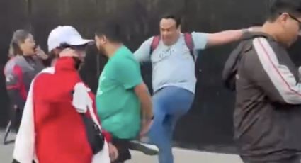 Sujeto agrede a patadas a aficionado en la Fórmula E ante la mirada de elemento de seguridad que sólo contempló el hecho