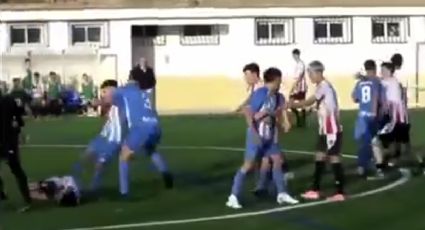 Partido de futbol entre juveniles termina en bronca y las madres de los jugadores entran a la cancha también a pelear
