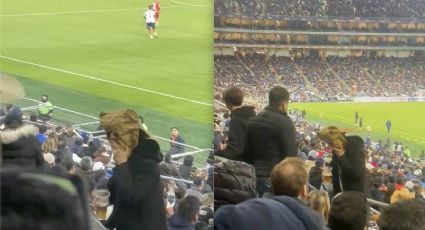 ¡Y apenas va la Fecha 1! Aficionado de Rayados se cubre la cara con una bolsa de papel en la derrota ante Toluca