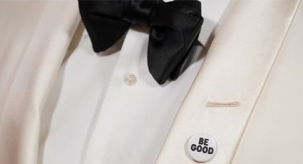 Celebridades portan prendedores contra ICE durante la alfombra roja de los Globos de Oro