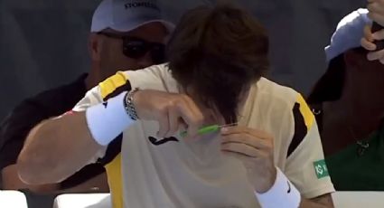 Insólito: un tenista se corta el pelo en pleno partido porque el fleco le tapaba la visibilidad