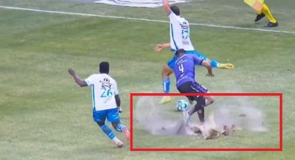 ¡Se cae a pedazos! Futbolista del Mazatlán levanta un trozo grande de la cancha del Estadio Cuauhtémoc tras una barrida