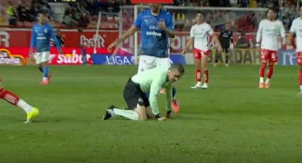 ¡Suelo! El árbitro ‘Curro’ Hernández es embestido por el ‘Toro’ Guzmán en el Necaxa vs Rayados