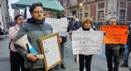 Egresados de las Universidades para el Bienestar protestan en Palacio Nacional: no tienen título ni cédula profesional