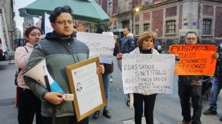 Egresados de las Universidades para el Bienestar protestan en Palacio Nacional: no tienen título ni cédula profesional