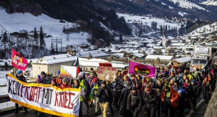 Protesta contra Trump: cientos de personas marchan en Davos es por su participación en el Foro Económico Mundial