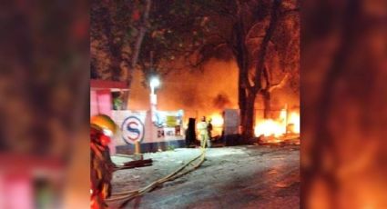 Explosión en gasera de Tabasco desata incendio; hay vehículos dañados, pero no se reportan muertos