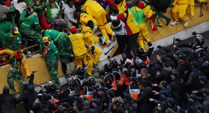 ¡Pelea! Aficionados de Senegal se enfrentan a policías con tubos, sillas y golpes en plena Final de la Copa Africana en Marruecos
