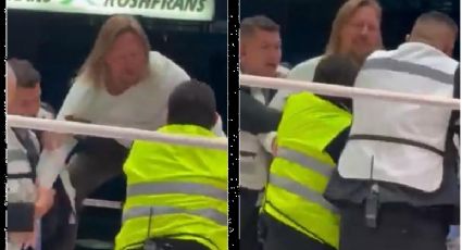 ¡Insólito! Aficionado sube a la tercera cuerda del ring en la Arena México, amaga con lanzarse y es sacado a la fuerza entre varios elementos de seguridad