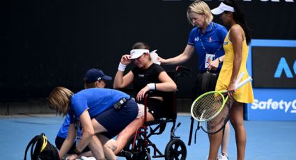 Tenista se desploma en el Abierto de Australia por calambres producto del intenso calor: fue retirada en silla de ruedas con ayuda de su rival