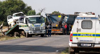 Choque entre un autobús escolar y un camión en Sudáfrica deja 13 alumnos muertos