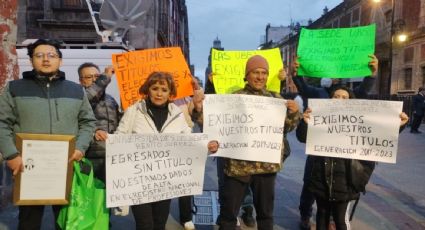 SEP evade reclamo de egresados de Universidad del Bienestar que exigen su cédulas profesionales