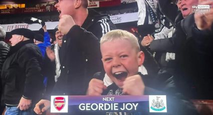 Fan de nueve años del Newcastle se reporta enfermo con su escuela para ir a un partido; se dan cuenta de su engaño al verlo festejar en TV